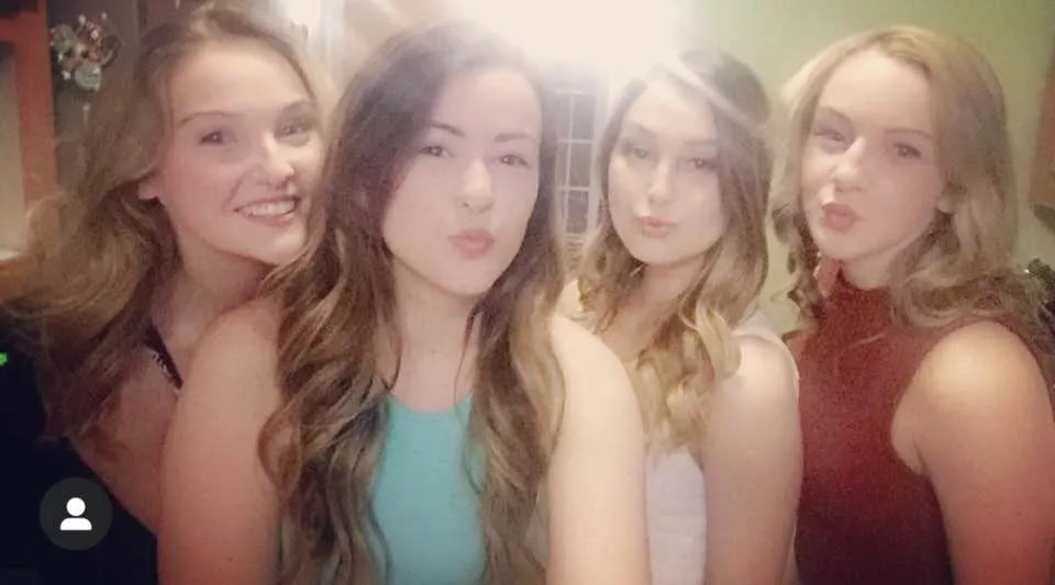 [4] kissy face friends posted by MisterBT