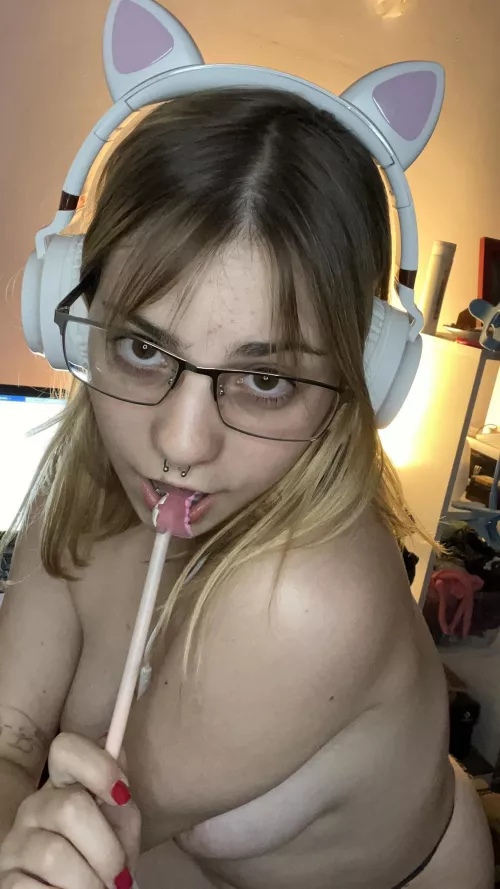 4'11 white latina :3 i wanna be ur geeky girlfriend! FREE PAGE by Lucynud3s