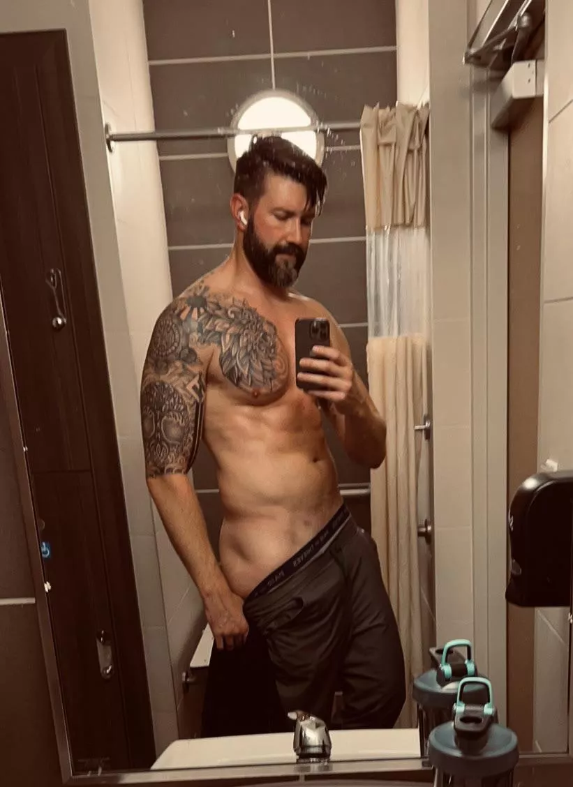 [42] Am I still considered a dad bod? Where’s the cutoff? Someone please give me some guidance!! posted by daedulust