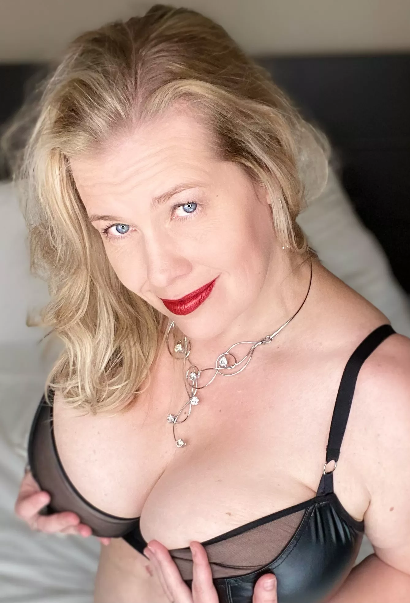 (42) Caress my breasts (f) 💋 posted by Traci_Love