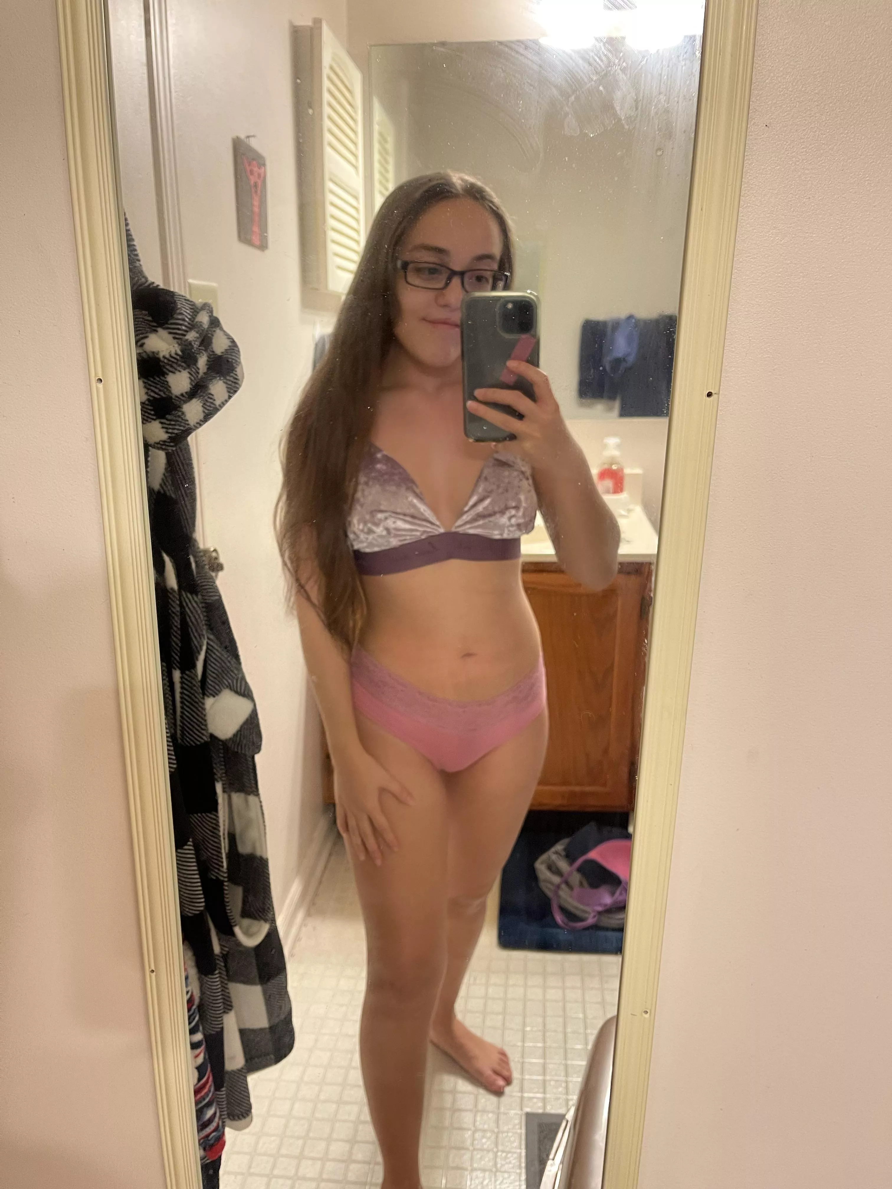 4’8 petite am I your type? 💓 posted by leahrosefree12