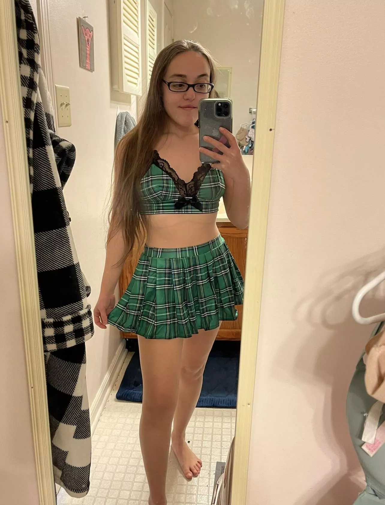 4’8 petite smash or pass? 💚 posted by leahrose_12