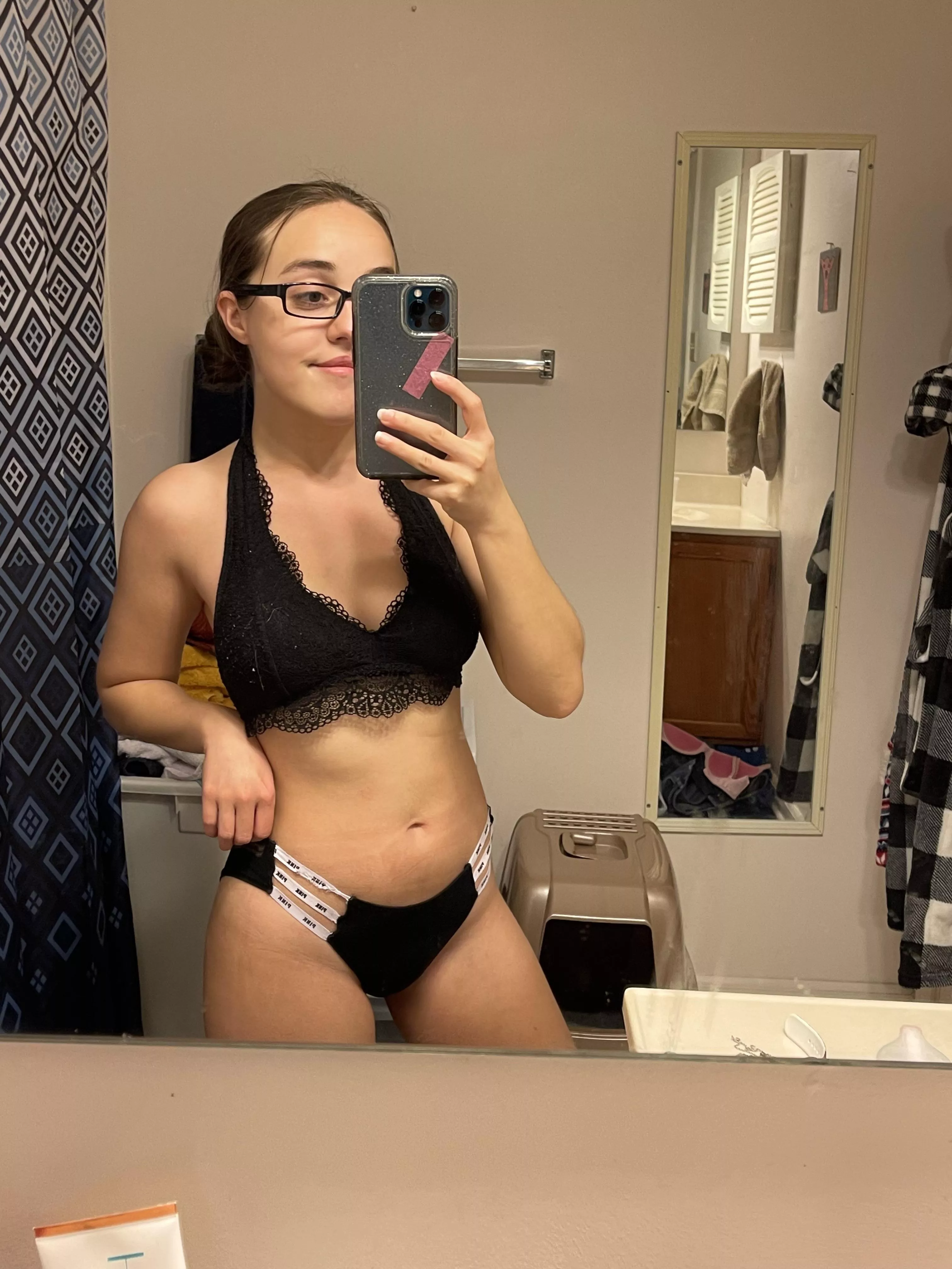 4’8 petite smash or pass? 🖤 posted by leahrose_12