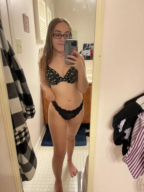 4’8 petite smash or pass? 🖤 by leahrose_12