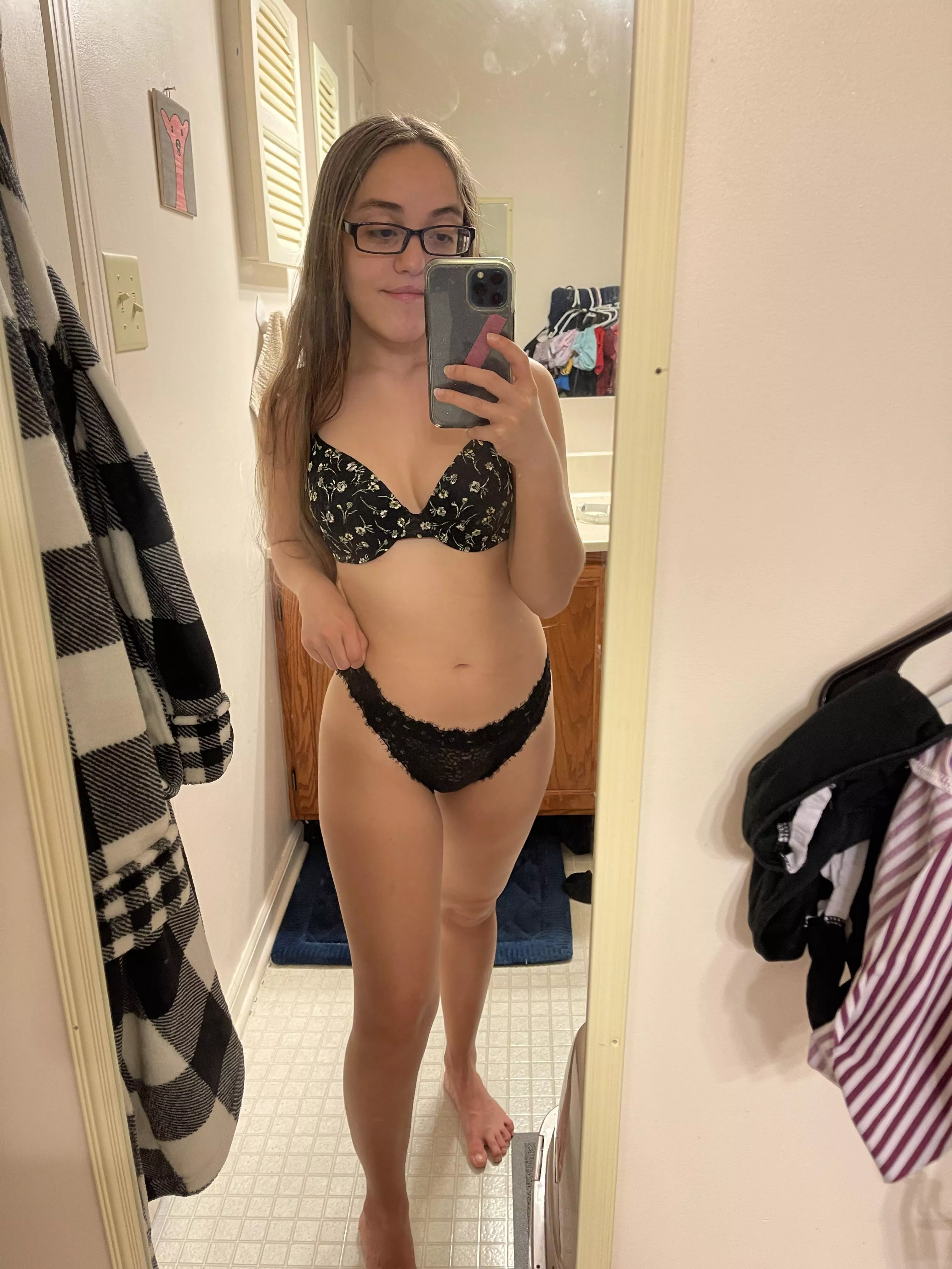 4’8 petite smash or pass? 🖤 posted by leahrose_12