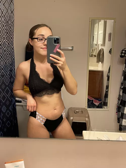 4’8 petite smash or pass? 🖤 by leahrose_12