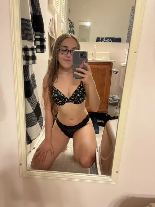 4’8 petite smash or pass? 🖤 by leahrose_12