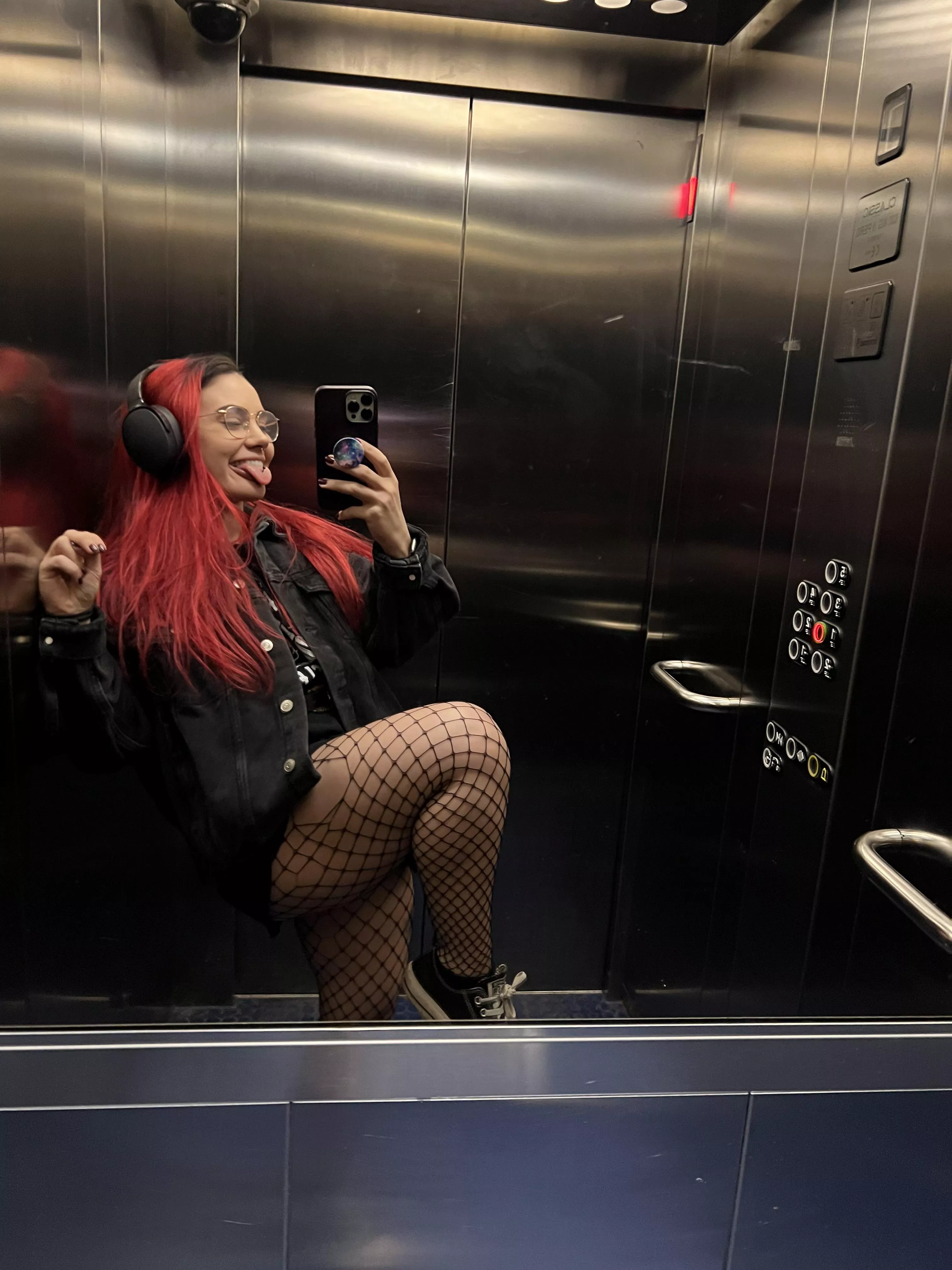 4ft 8” little cutie 🥰 posted by power_midget