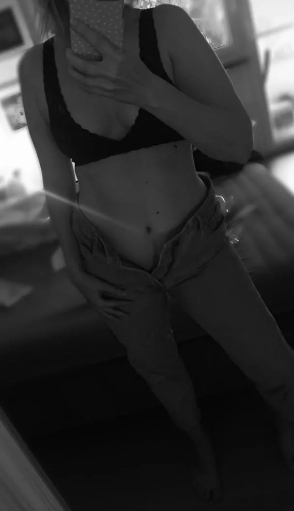 50% off on subscription only this weekend: 24yo, Like to chat for free on OF ☺️ - but there aren't good chatpartners - will you join? A free closeup pic of my 😻 for all new fans until the end of may 😉 posted by sunflower202020