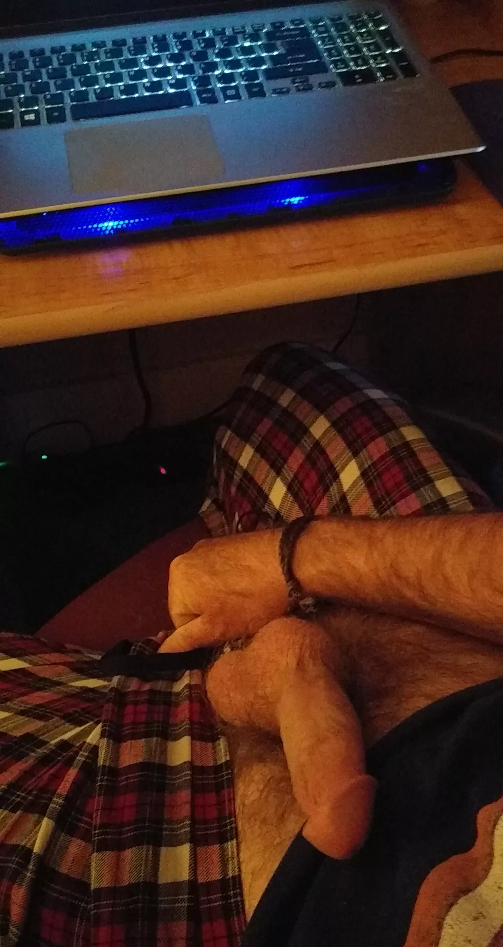 [51] Suck my cock while I work, Princess posted by thedadddynextdoor