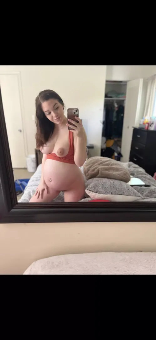 5’2 and 30 weeks pregnant 🥰 by Peachypreggo