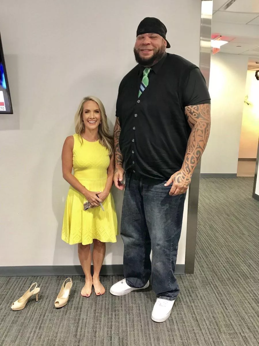5’2 Dana Perino next to 6’7 Tyrus posted by TheCesar14