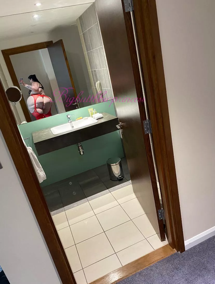 82” mirror image 🍑 posted by Bigbuttbbwprincess