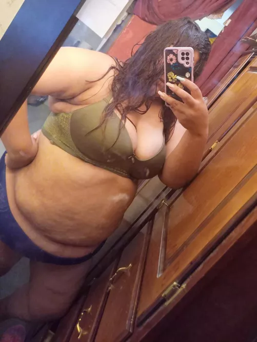 A chubby girls who will eat your cum and let you lick her ass by metariz17