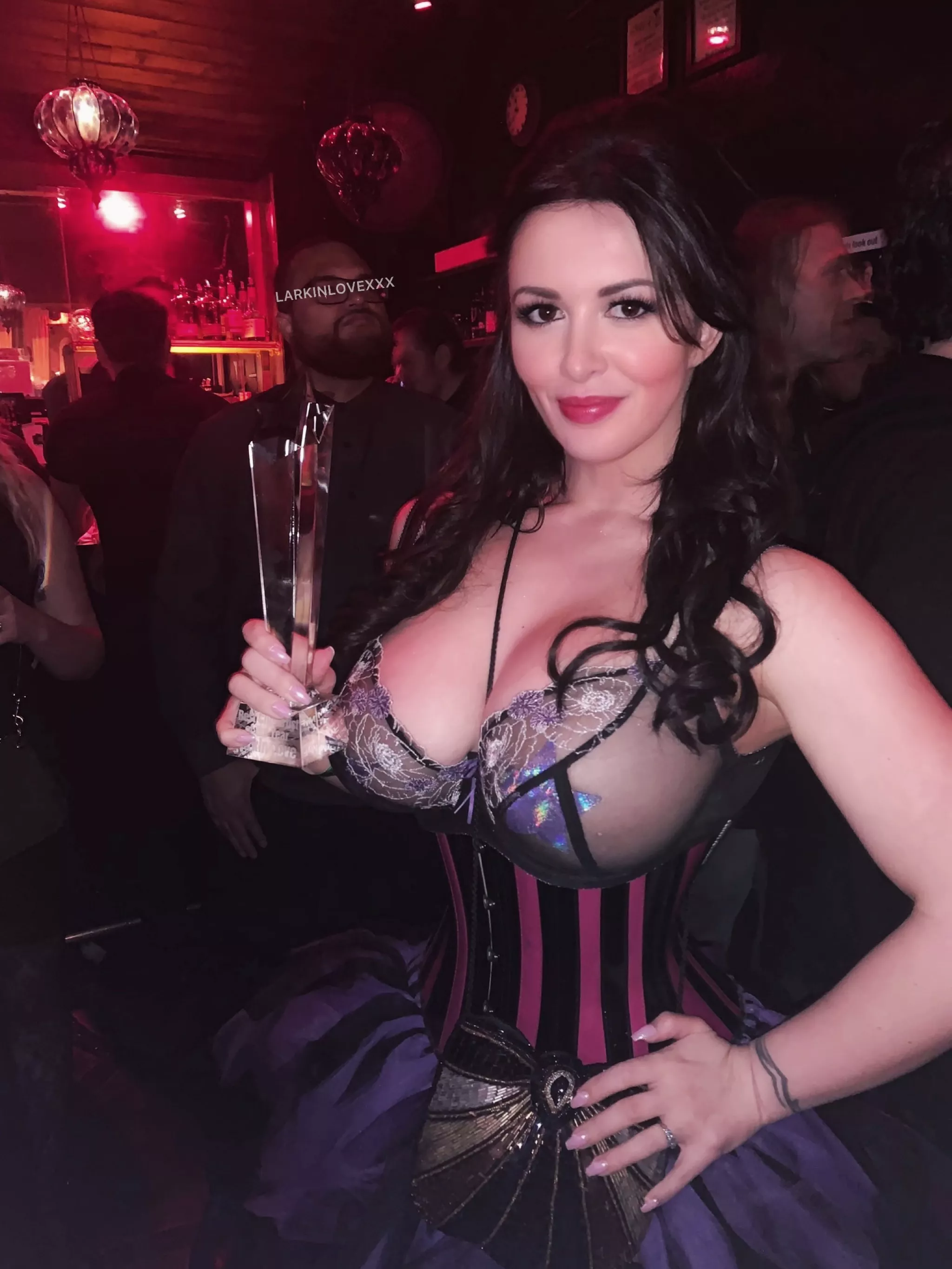 A few years back someone asked me how I perform under pressure. I told them I don't, but I'm not half bad at Bohemian Rhapsody 😉 posted by larkinlovexxx