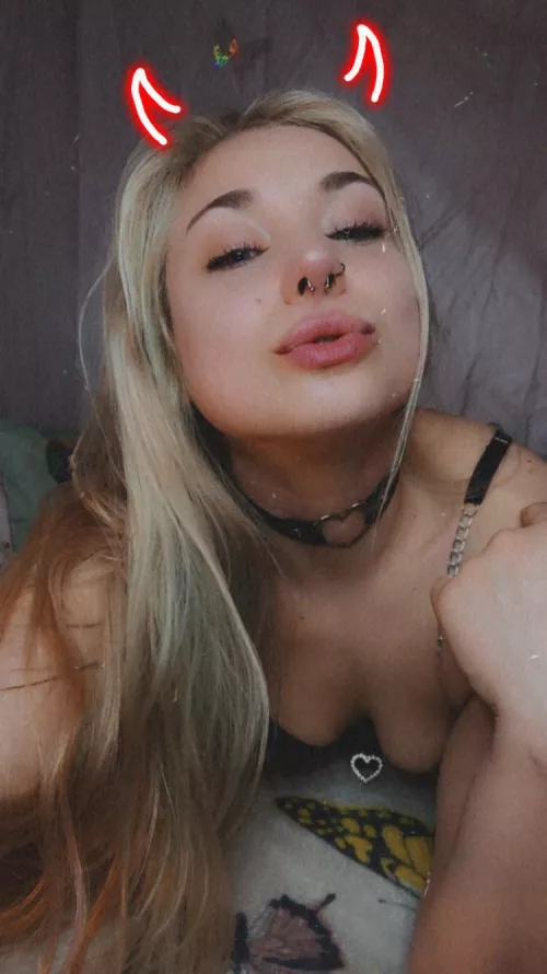 a goodnight kiss for you 😘 by ledahhkatt