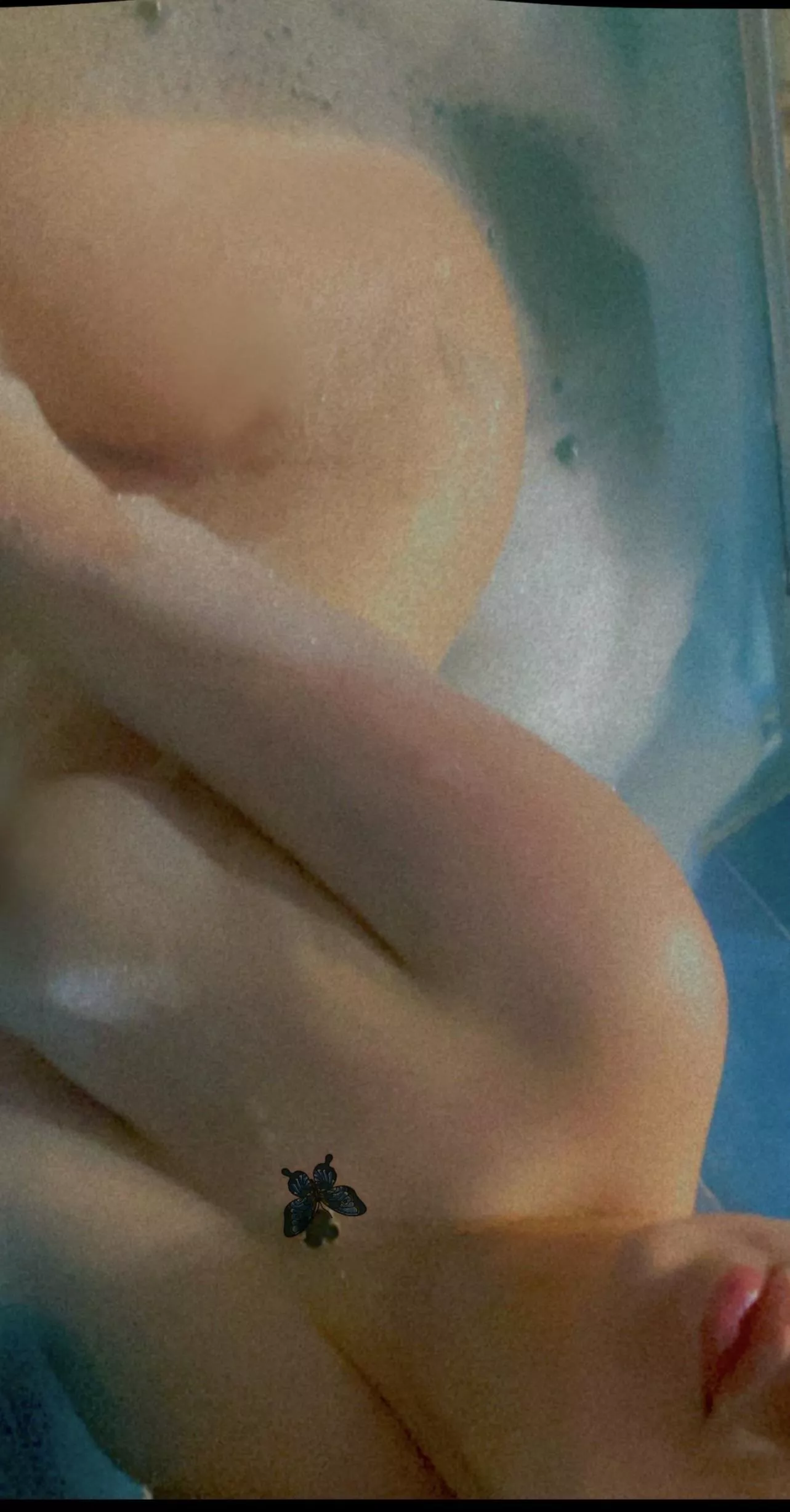 A little bubble bath posted by tootsiefootsiegirl