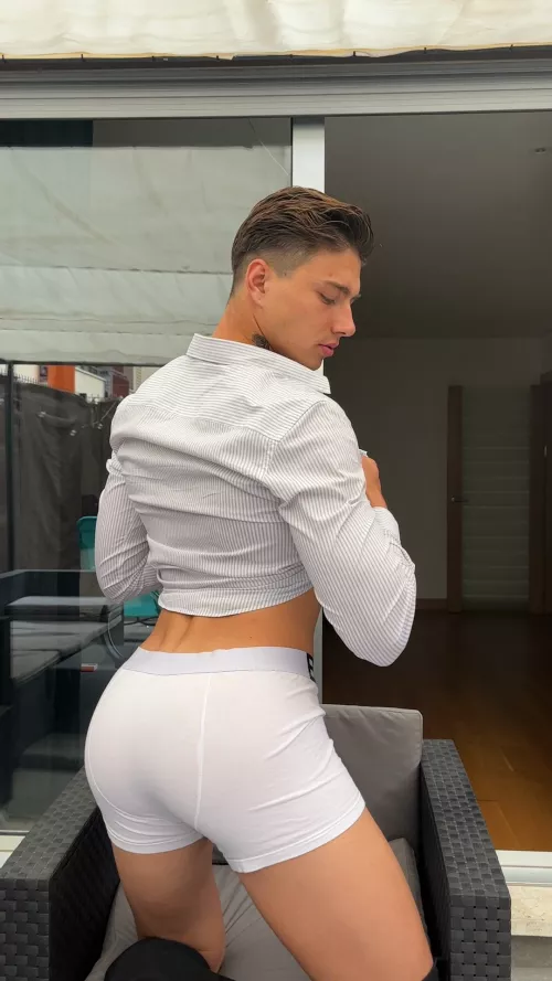 A peak under by Goldengeorgiii