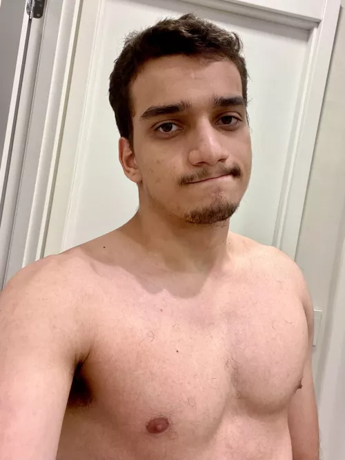 A proper shirtless pic. Happy Friday ☺️ by at0mikl4d