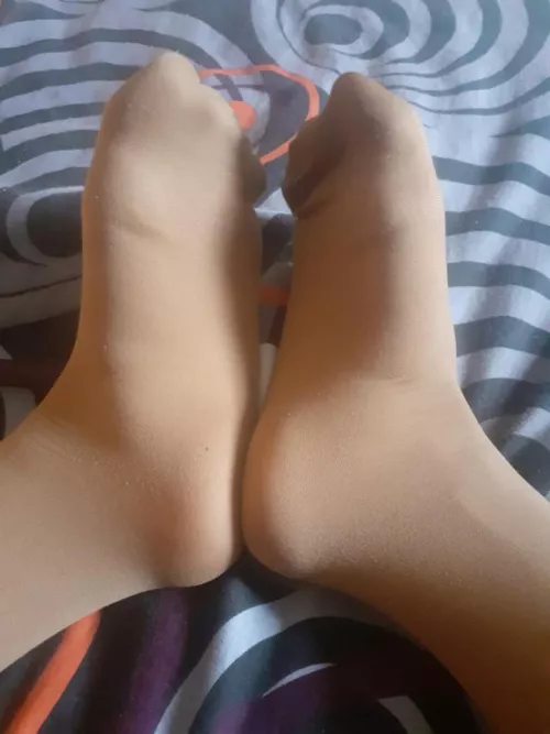 a quick massage for my tired feet in pantyhose? by GinnyTheFeetGeenie