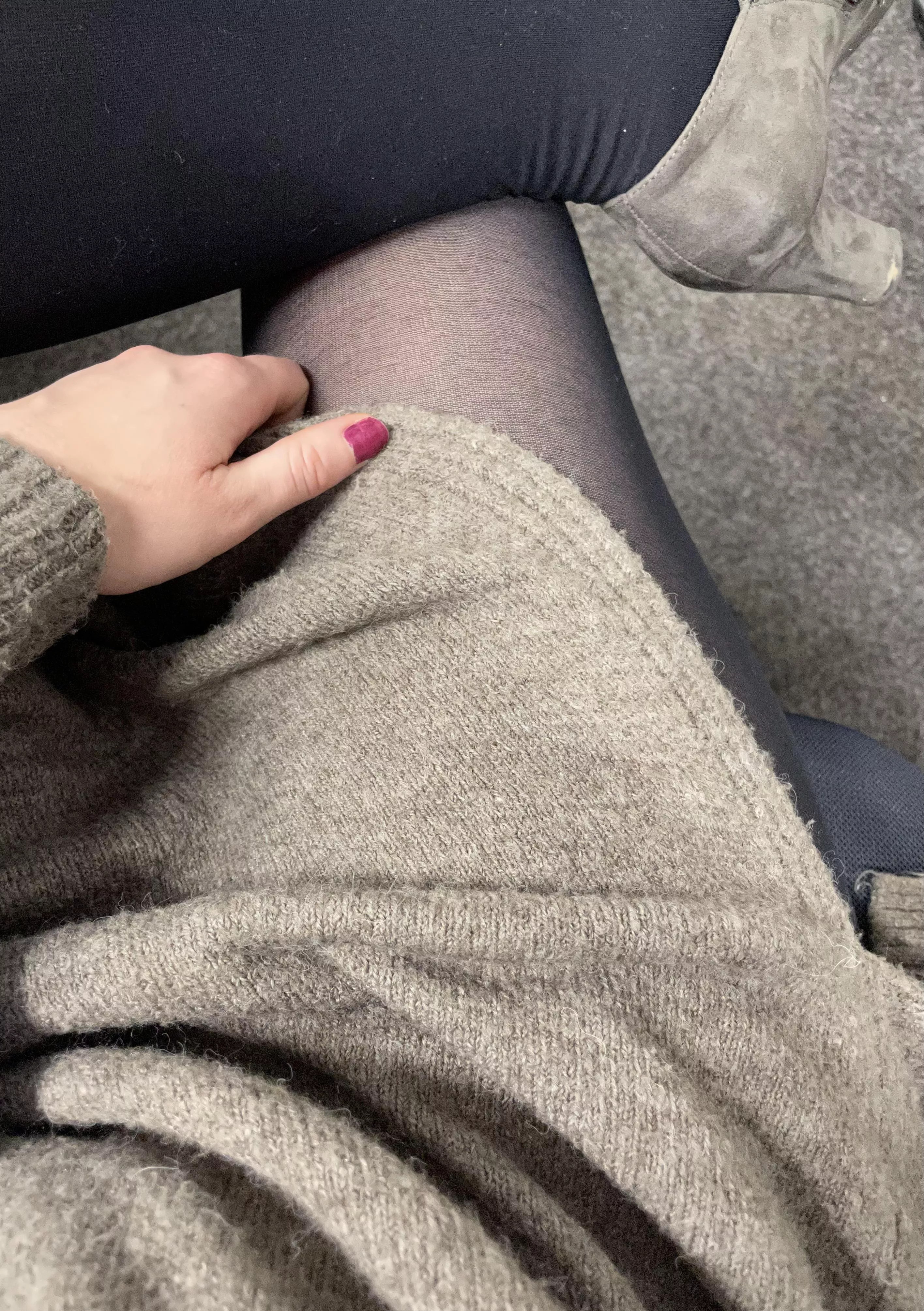 A quick peak of my pantyhose under my dress 🖤 posted by heeled_valentine