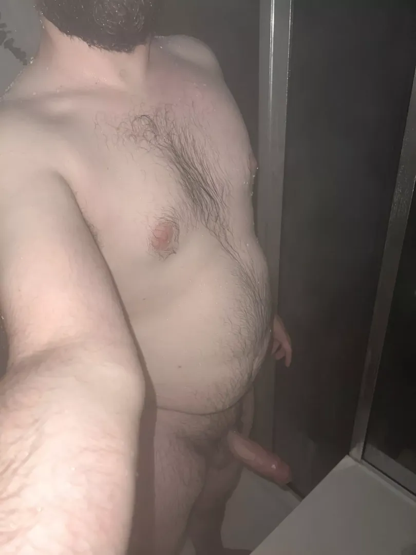 A shower pic for y’all posted by Brinksio