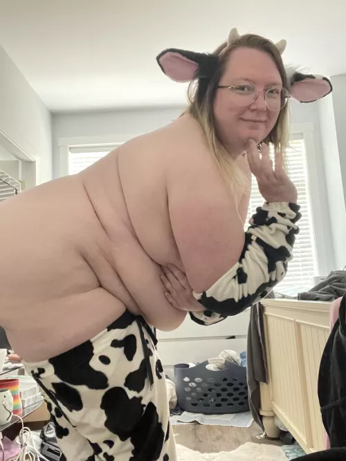 A side view 👉👈🥺🐮 by eroticfoxxxy