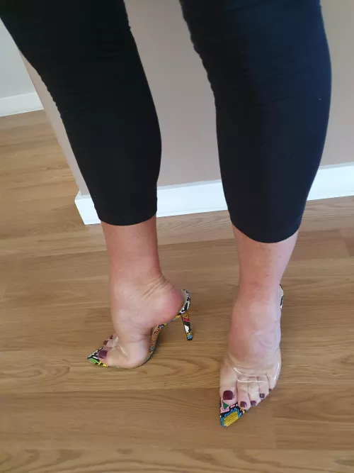 a tight fit in these heels by ellise_highheels