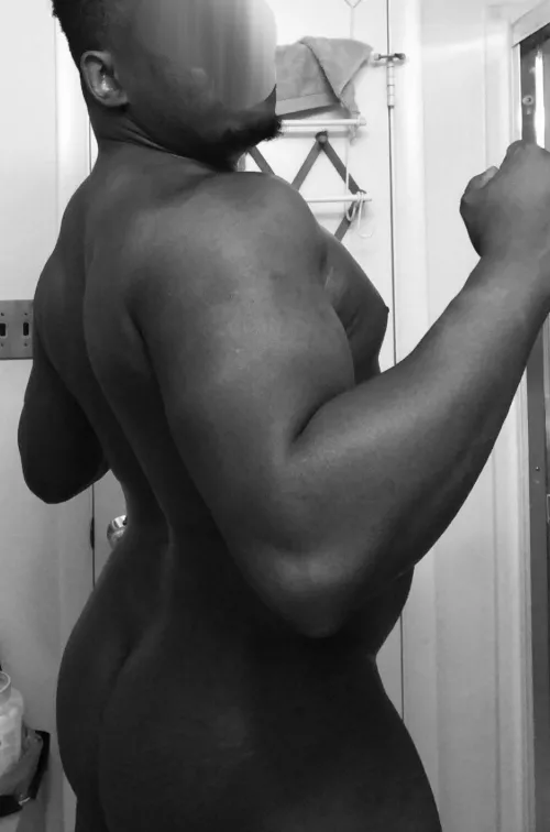 A totally unnatural pose by darkchiefrises