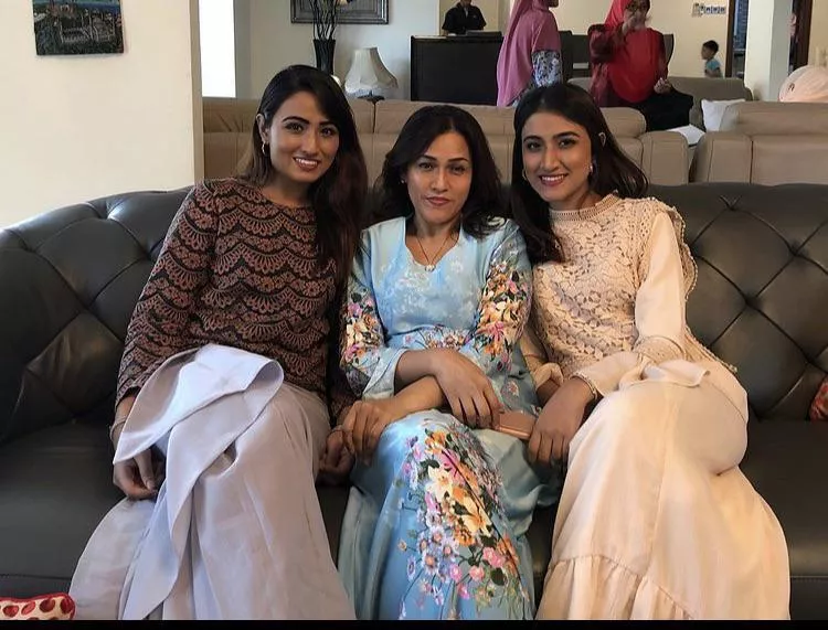 A Tough Choice posted by hornytricky