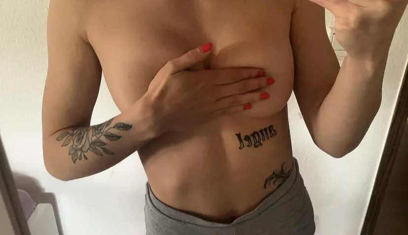 About to undress me do you want to see 😘 posted by bunnyclydee