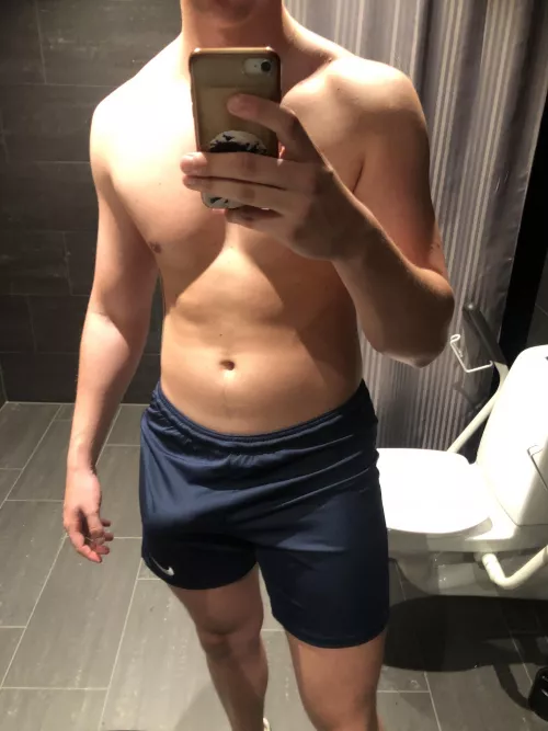 About to workout with this bulge showing 😌 by Swordboy382