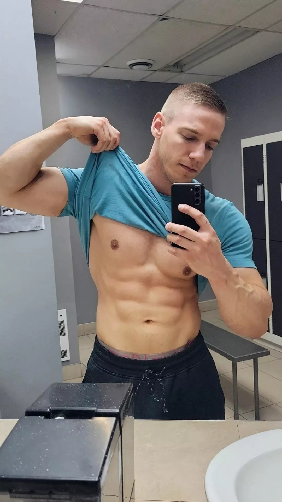 abs check 😁 posted by John_fitness91