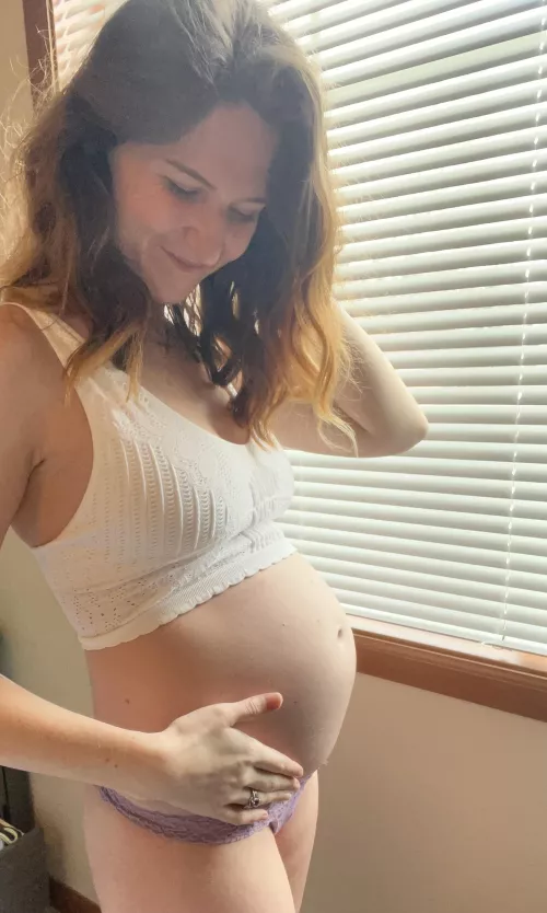 Absolutely in love with my growing belly 😍 by theycallmescout