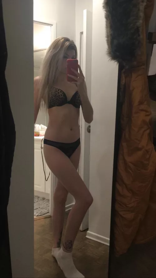 Add my new instagram: blondieloveee ,,, whos single? by tina010101