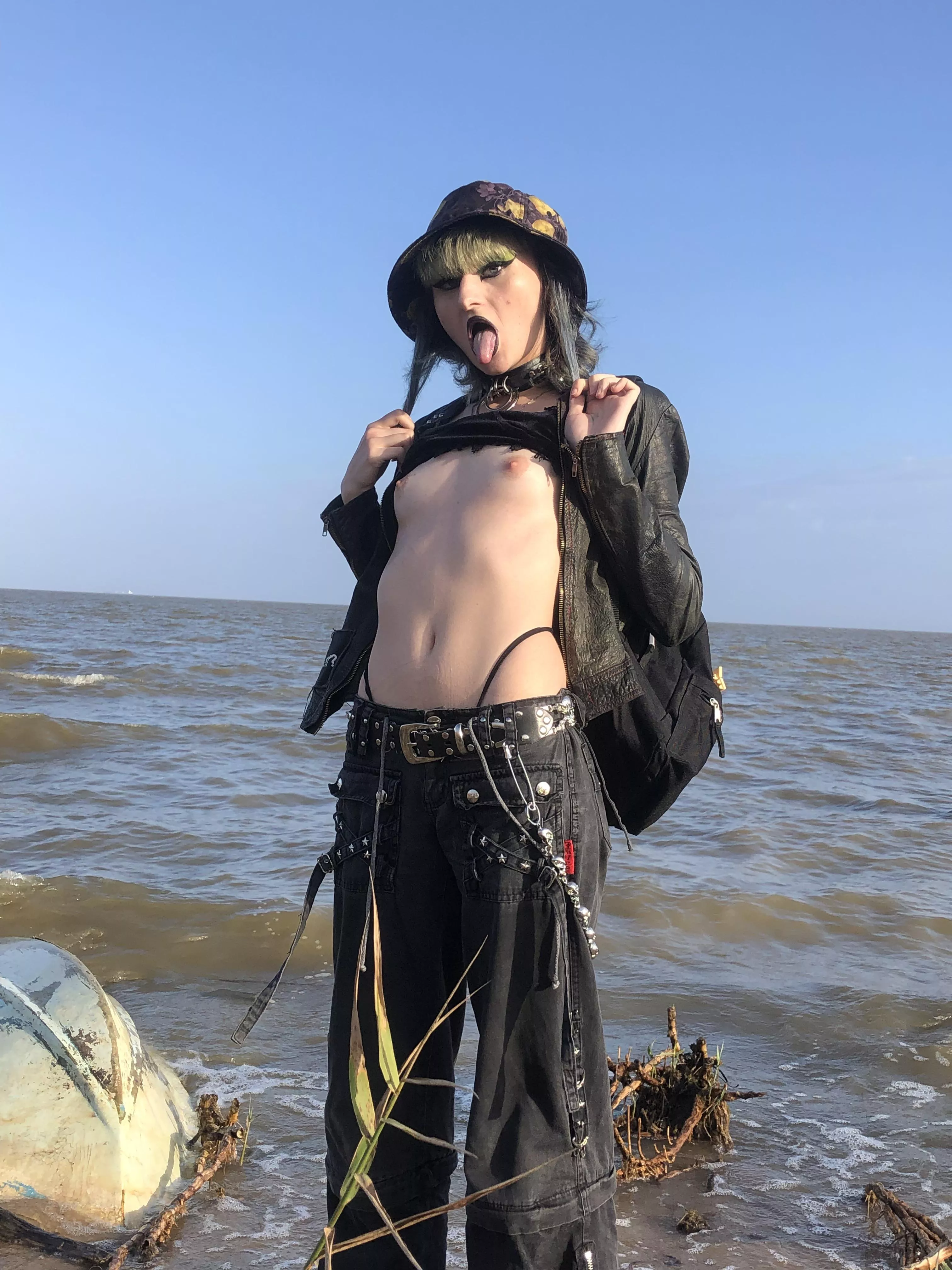 After seeing this, would you go on that hike with me still? posted by gloomybabyy