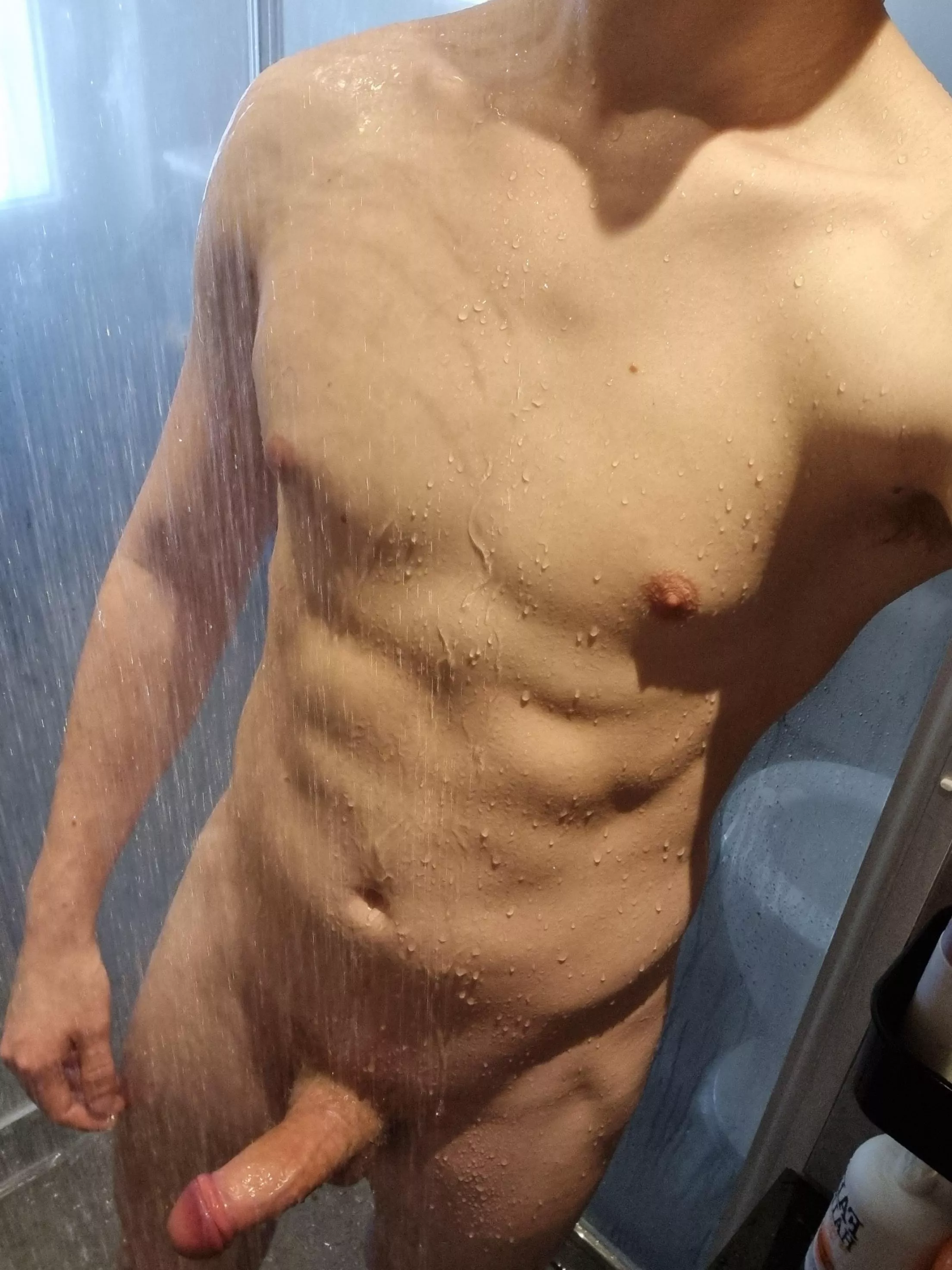 after workouts shower, help me put some shampoo on? [M] posted by Sexualjump