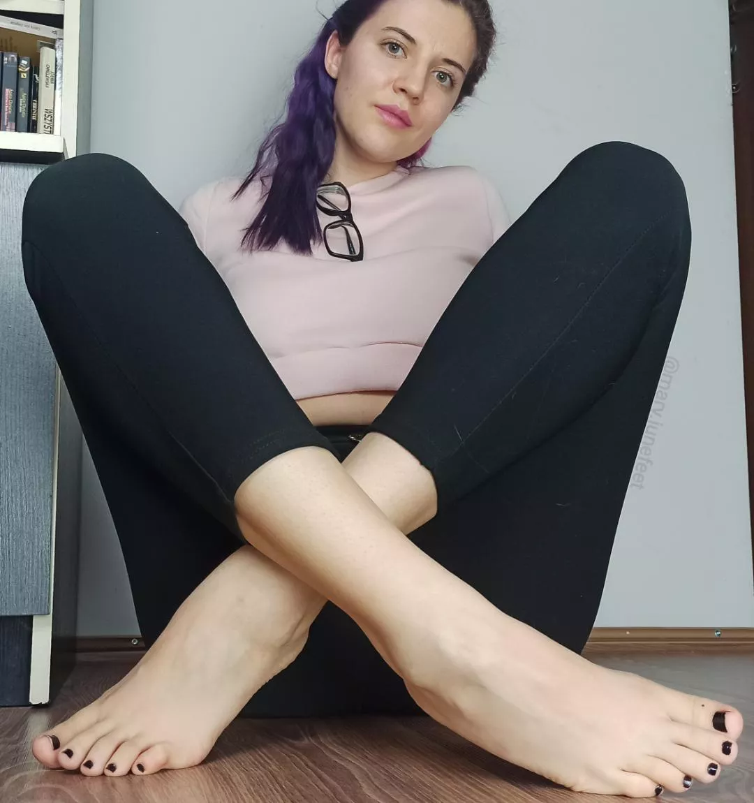 Ah just look at those cute toes! ;) posted by MaryJunefeet