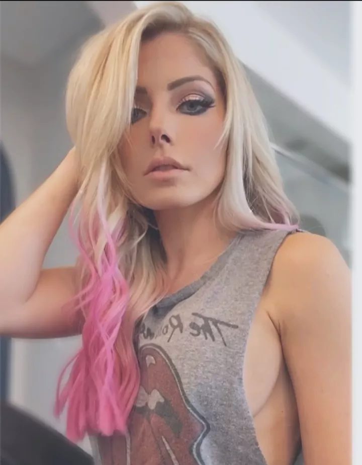 Alexa Bliss side-boob posted by califappin