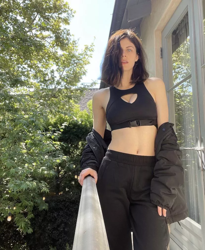 Alexandra Daddario has me so horny right now! Can any buds please drain me to her? posted by idkaccountname1