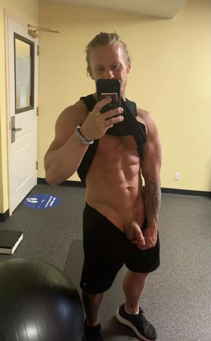 all alone in the hotel gym💪🏻🍆 posted by matt_brannigan