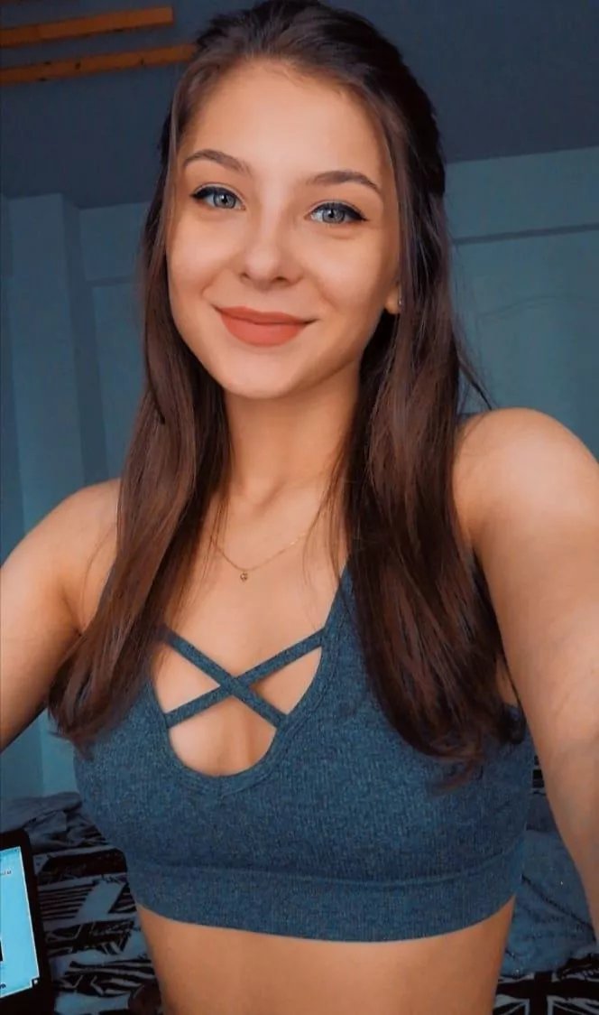 ALL SUBS GET A DIRTY PHOTO OF ME 😉 I love showing off my body with sexy dances and I specialise in custom photos and videos. I have a feeling you will fall in love with me 😘😘 Link is in the comments and in my bio. posted by AmandaHobbsOF