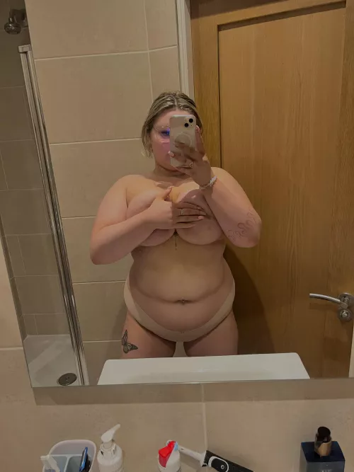 All that’s left to take off are my panties 😼 by eimearfitzp