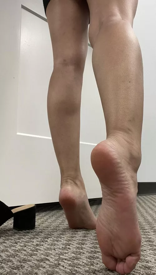 All this work is making my feet lonely… why don’t u follow me to the break room and help me with my little problem by sucking on my toes 😩 by lovelaurensfeet
