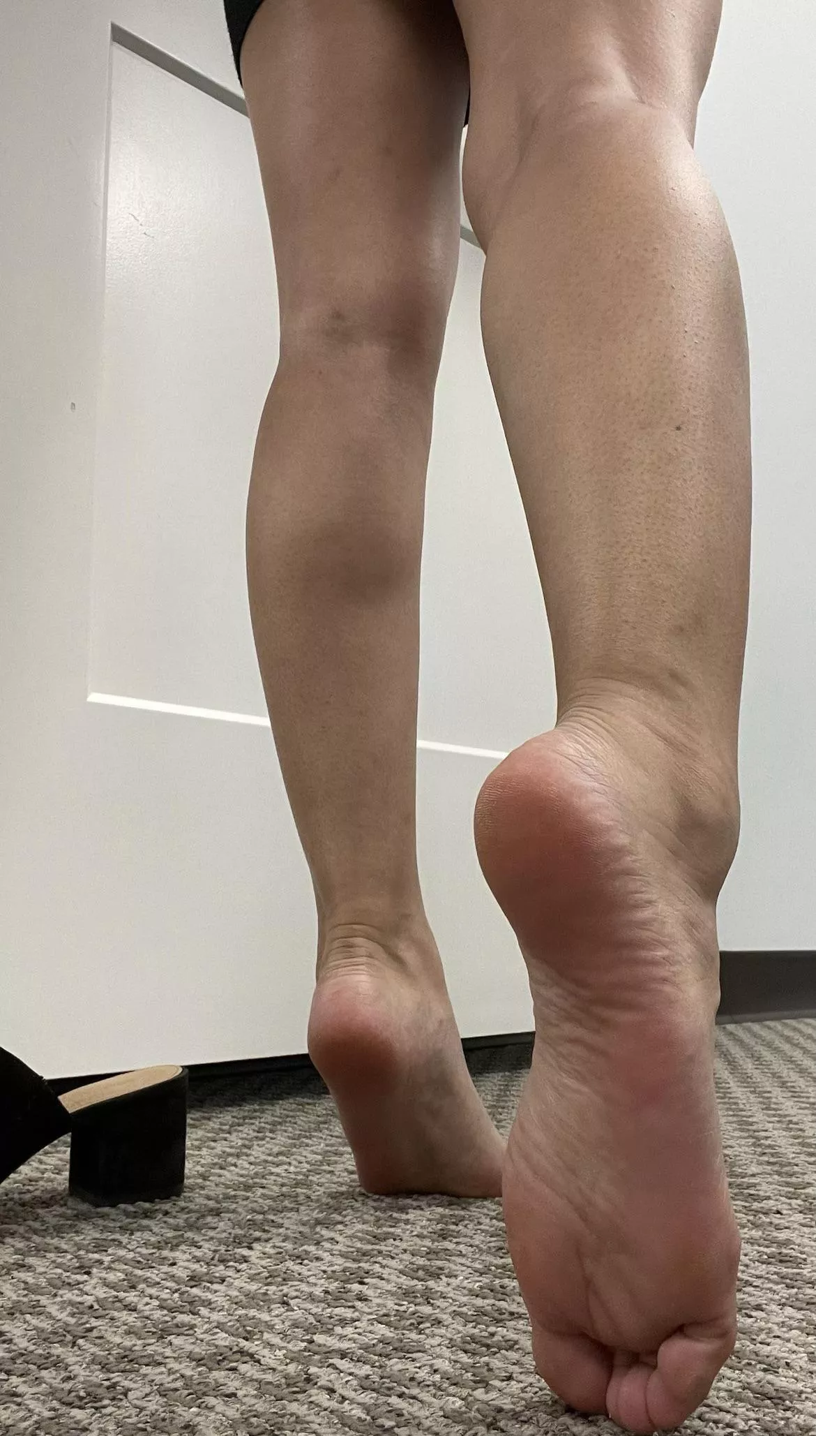 All this work is making my feet lonely… why don’t u follow me to the break room and help me with my little problem by sucking on my toes 😩 posted by lovelaurensfeet