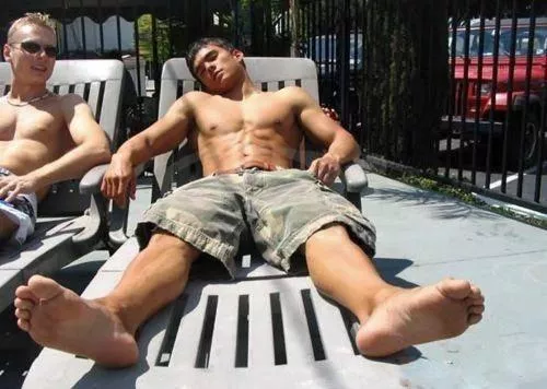 Alpha hunk and feet posted by zyx6991