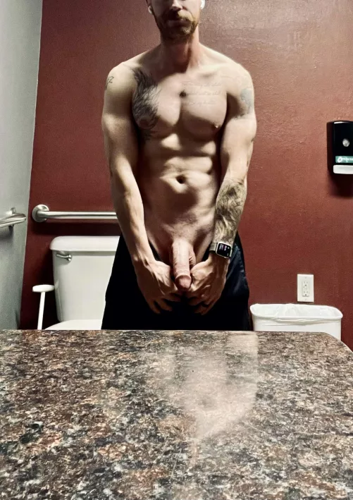 Always good shadows at the gym 🙃 by peakygent