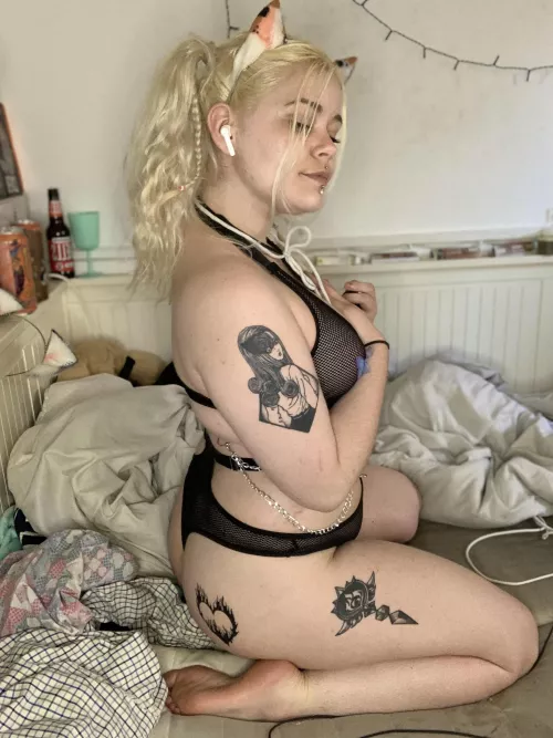 always trying to sit pretty 🌟 by dead_x_star