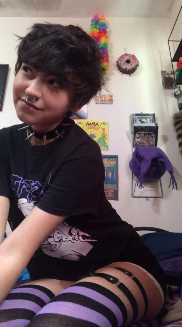 am i a pretty boy? posted by Born_Anxiety2829