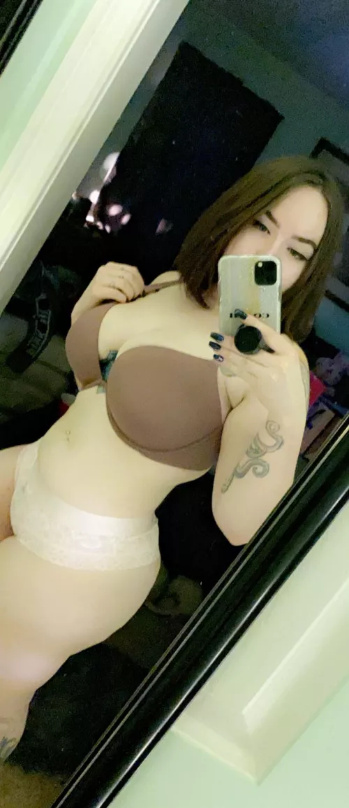 Am I curvy enough for you? by louloulove99